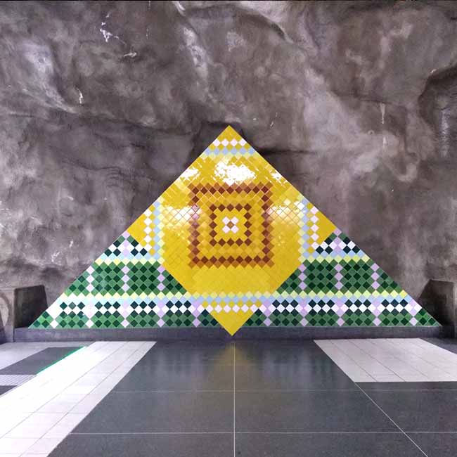 ../img/posts/2025/2025-08-14/artpiece-triangle-in-metro-station_cover.jpg